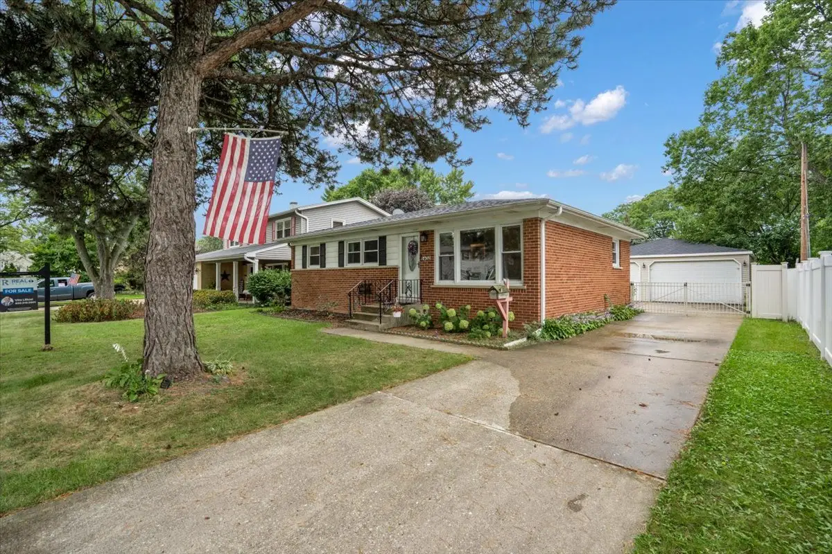 1402 S Robert Drive, Mount Prospect, IL 60056 - #1