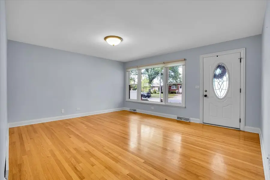 1402 S Robert Drive, Mount Prospect, IL 60056 - #3
