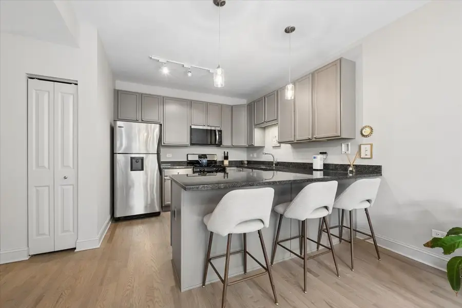 1515 W Cullom Avenue #2, Chicago, IL 60613 - #3