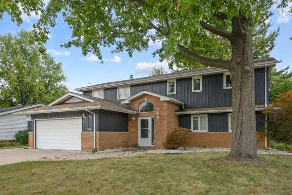 574 Ridge Avenue, Elk Grove Village, IL 60007