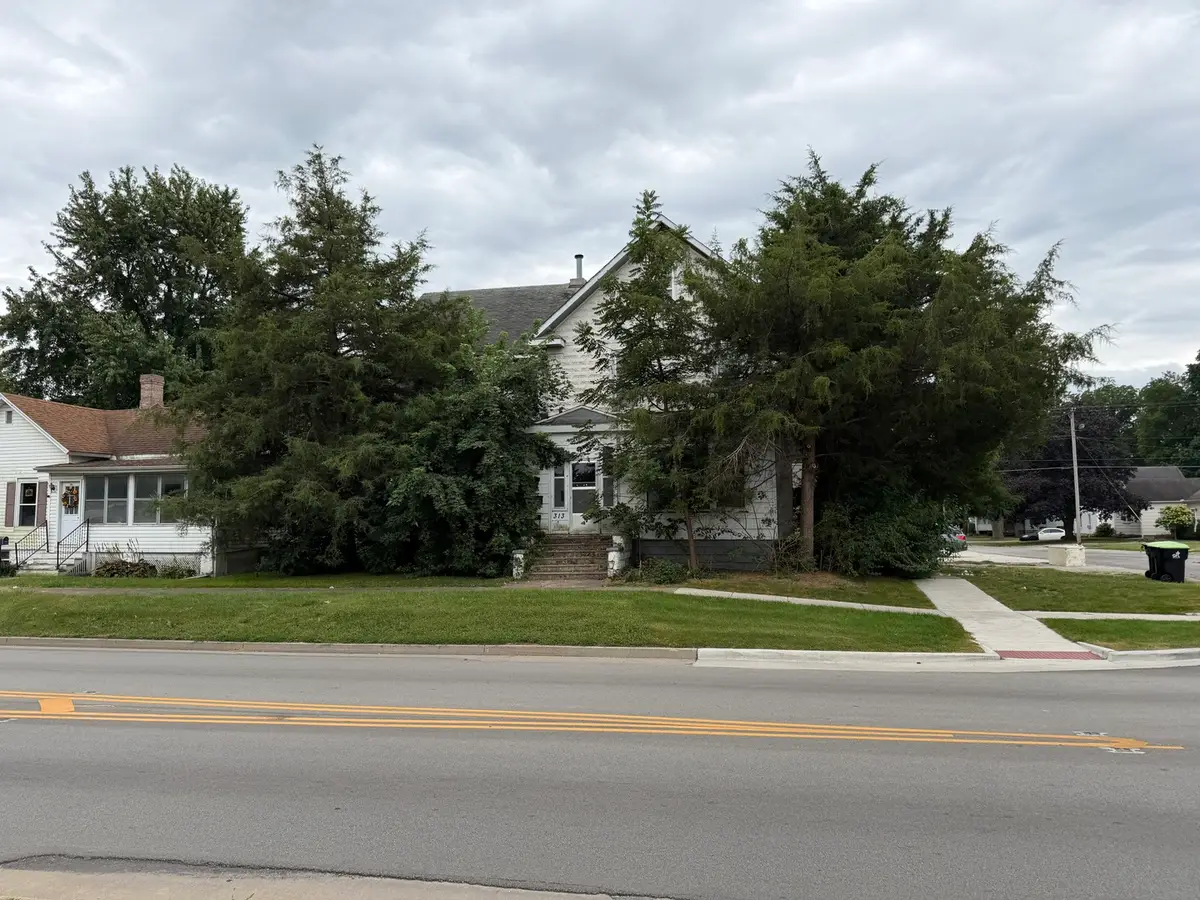 313 W Oak Street, Fairbury, IL 61739 - #1