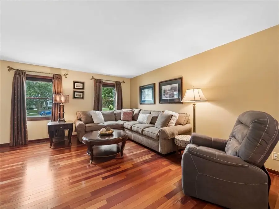 2571 N Douglas Avenue, Arlington Heights, IL 60004 - #3
