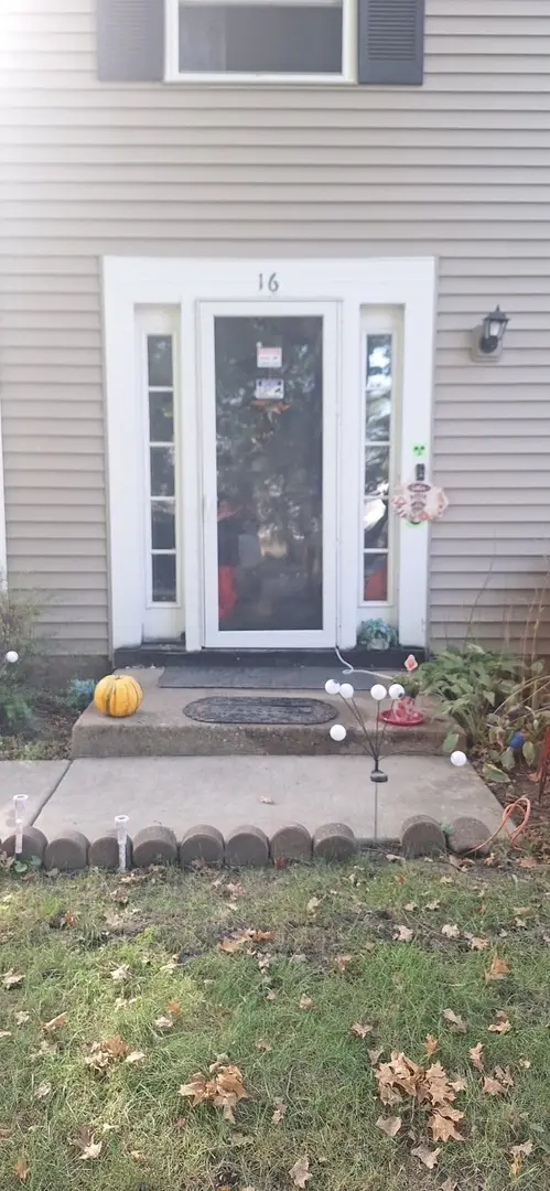 16 Forest Lane, Cary, IL 60013