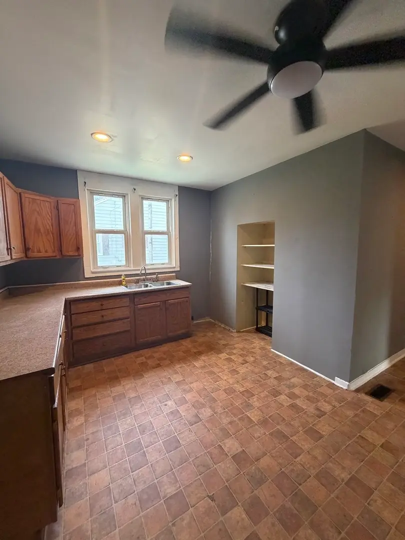 110 W Webb Street, Carmi, IL 62821 - #2