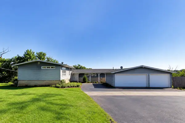 24072 W Hawthorne Lane, Antioch, IL 60002