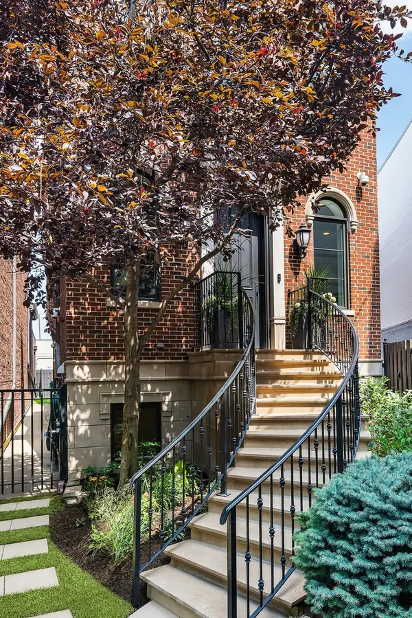 1630 W Surf Street, Chicago, IL 60657