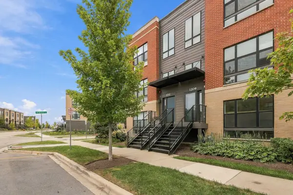 1209 Lakepointe Drive, Schaumburg, IL 60173