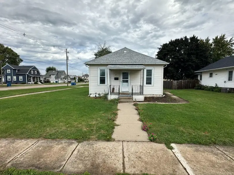 422 6th Street, Dewitt, IA 52472 - #1