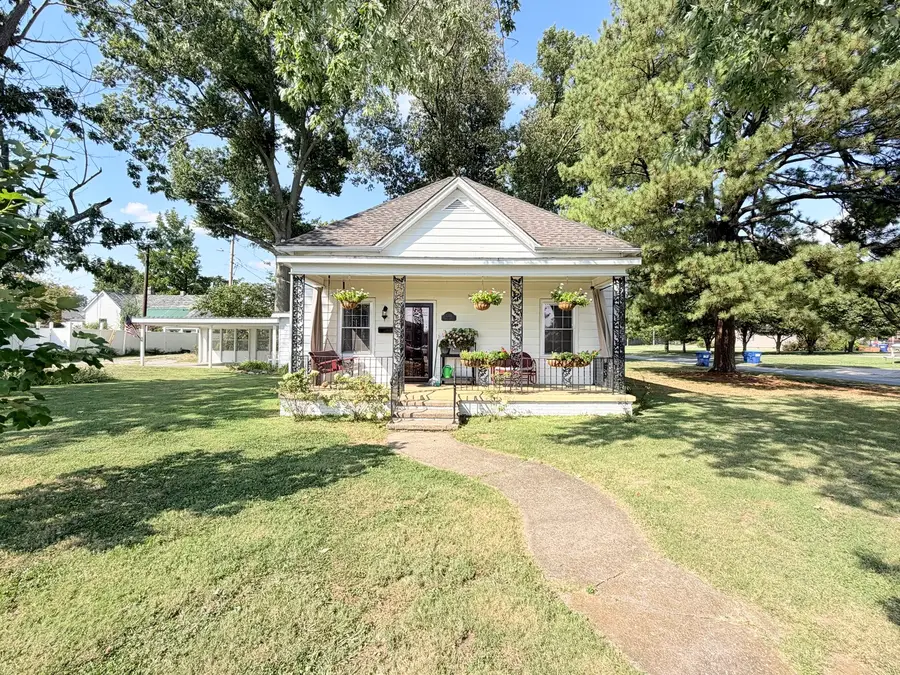 1300 Grant Street, Eldorado, IL 62930 - #2