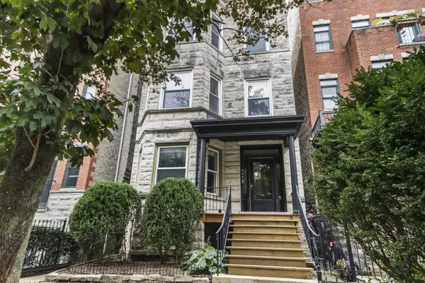 847 W Roscoe Street #1, Chicago, IL 60657