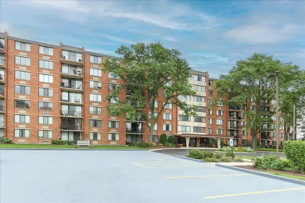 2000 Saint Regis Drive #6J, Lombard, IL 60148