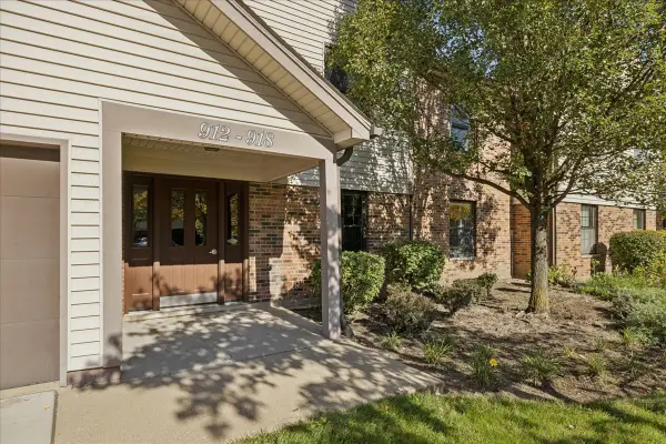 912 Stradford Circle #B, Buffalo Grove, IL 60089