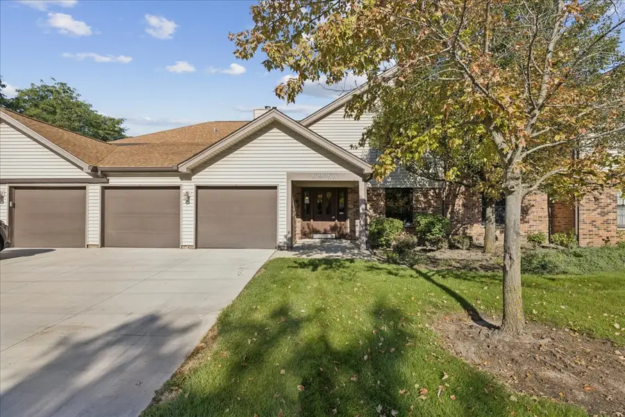 912 Stradford Circle #B, Buffalo Grove, IL 60089 - #2