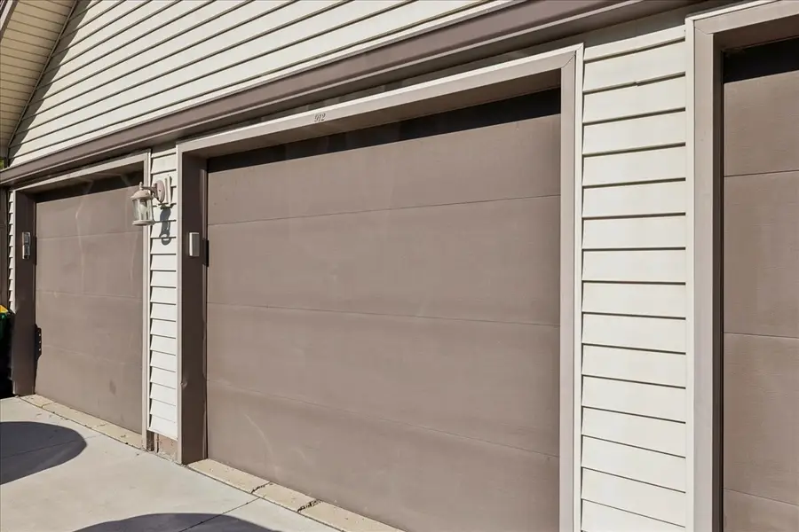 912 Stradford Circle #B, Buffalo Grove, IL 60089 - #3