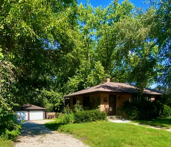 125 E Kimball Avenue, Woodstock, IL 60098