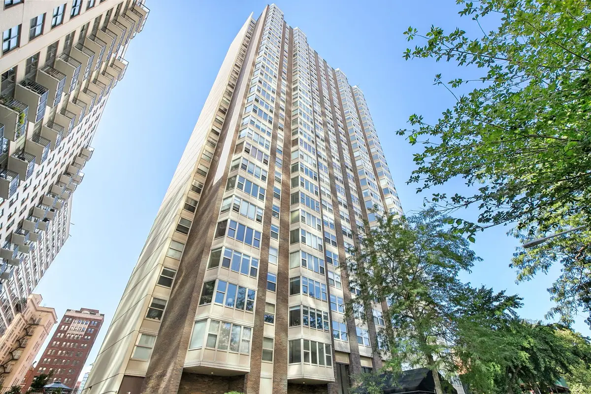 525 W Hawthorne Place #1102, Chicago, IL 60657 - #1