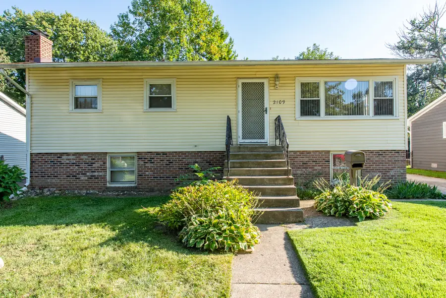 2109 W Pacific Avenue, Waukegan, IL 60085 - #2