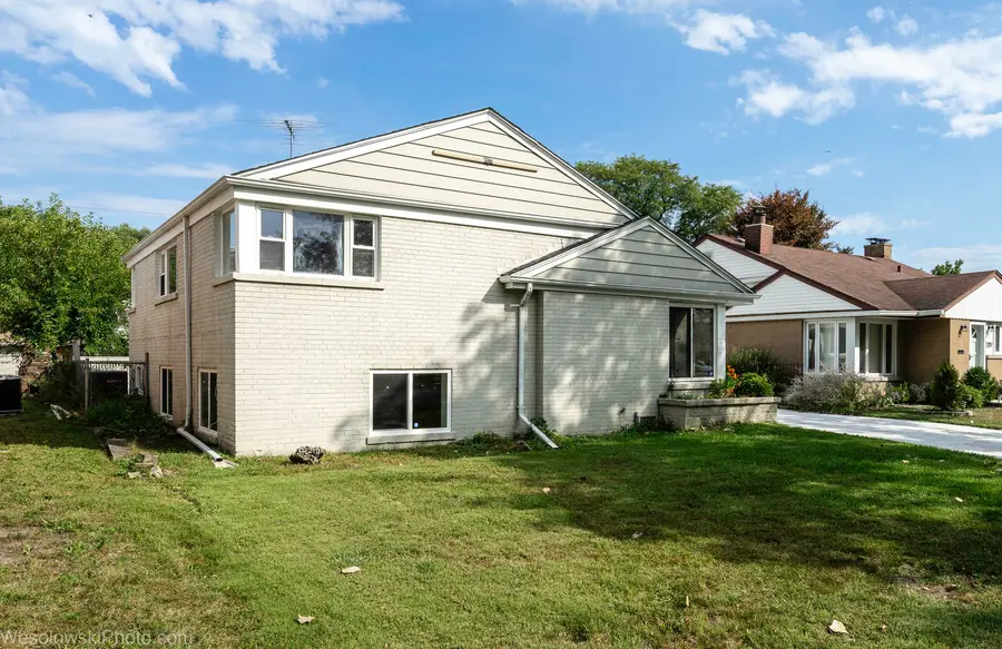 7261 N East Prairie Road, Lincolnwood, IL 60712 - #3