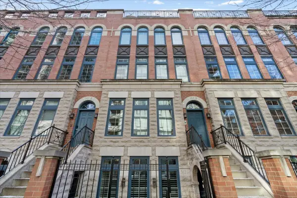 363 W Superior Street #B, Chicago, IL 60654