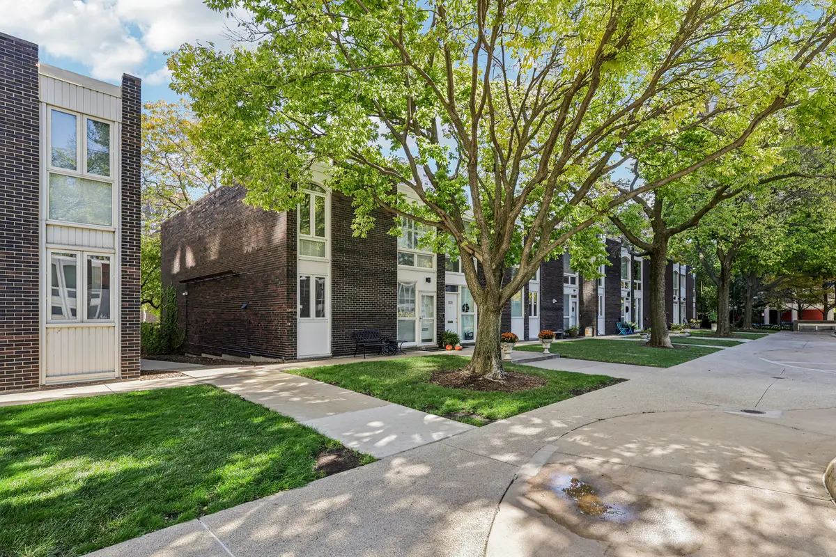 1319 N Sandburg Terrace, Chicago, IL 60610 - #1