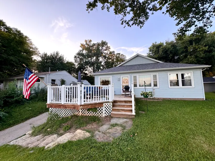 712 S Cody Road, Le Claire, IA 52753 - #3