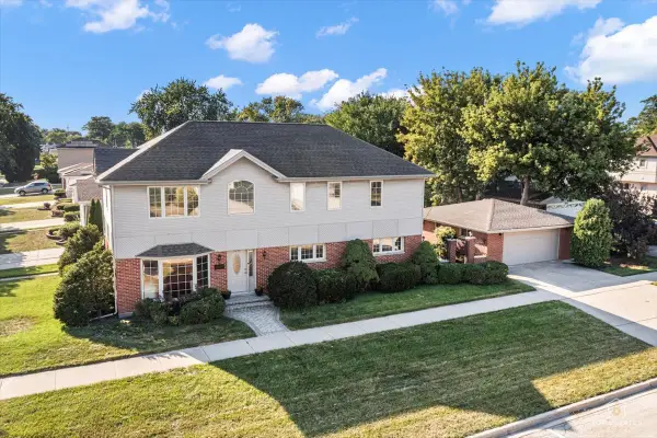 8000 W Lake Street, Niles, IL 60714