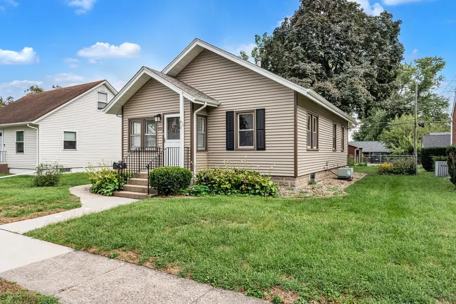 2817 Bellevue Avenue, Bettendorf, IA 52722 - #2