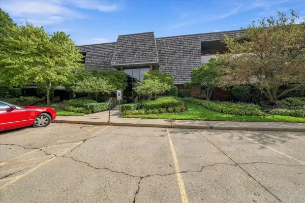 100 Red Top Drive #303, Libertyville, IL 60048
