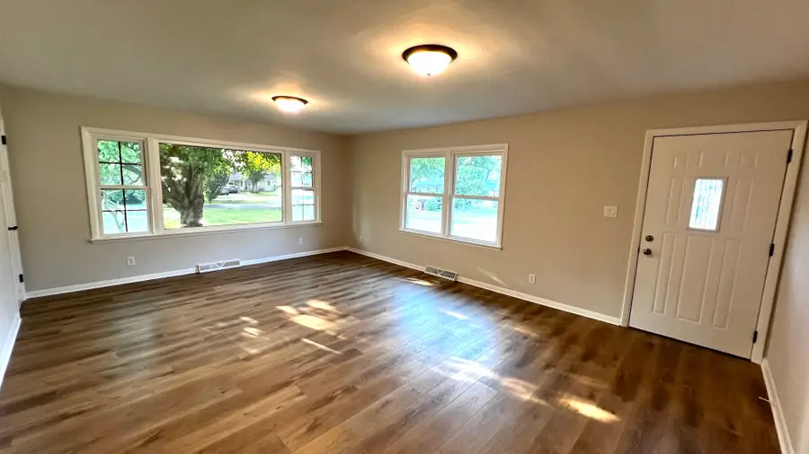 105 W Jackson Street W, Mahomet, IL 61853 - #3