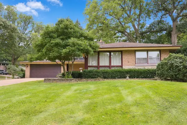 853 Edgewater Drive, Naperville, IL 60540