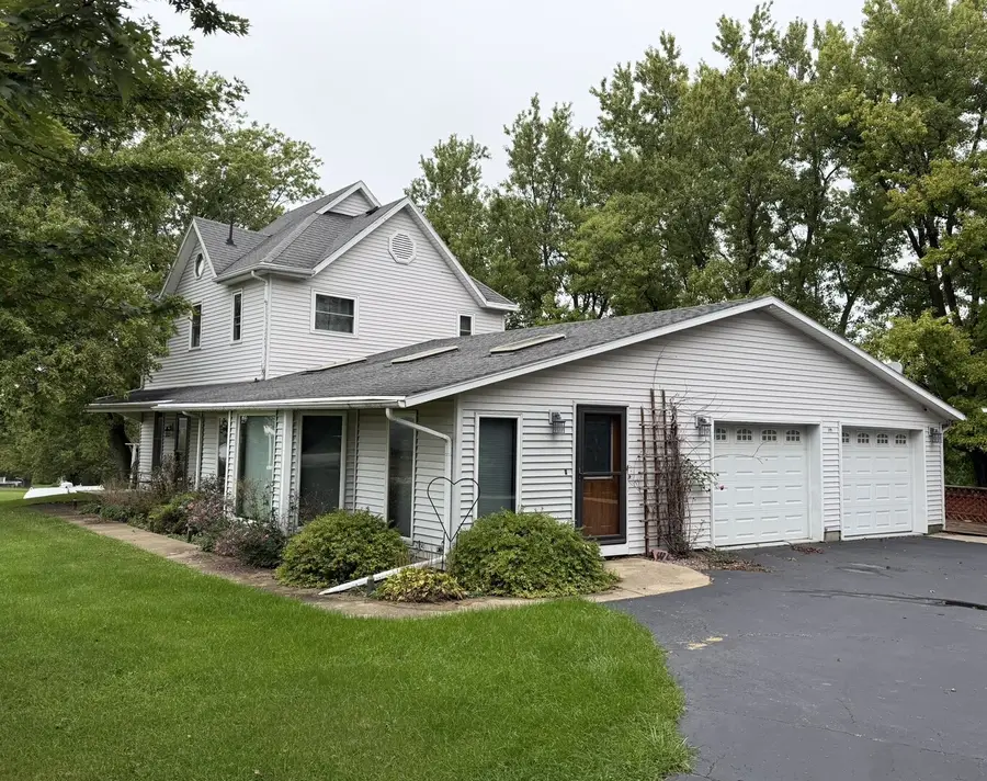 2472 W Red Oak Road, Freeport, IL 61032 - #2
