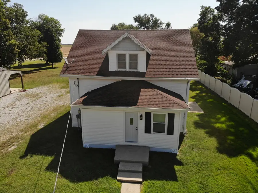 104 N Poplar Street, Farina, IL 62838 - #2
