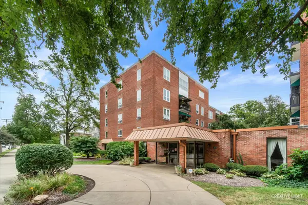 450 W Downer Place #2A, Aurora, IL 60506