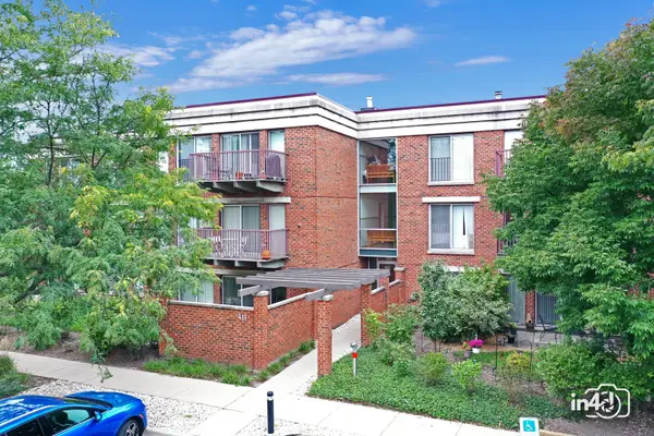411 Kelburn Road #121, Deerfield, IL 60015