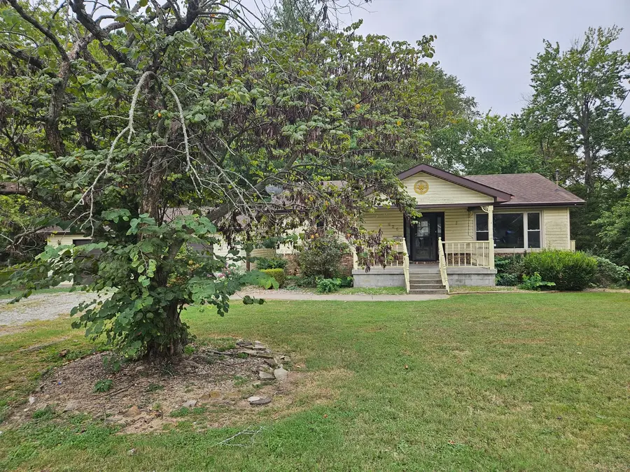 926 E Webster Street, Benton, IL 62812 - #2