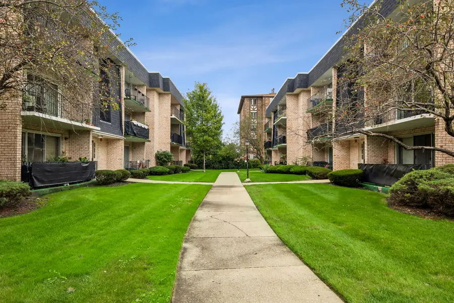 10360 Parkside Avenue #2B, Oak Lawn, IL 60453 - #3