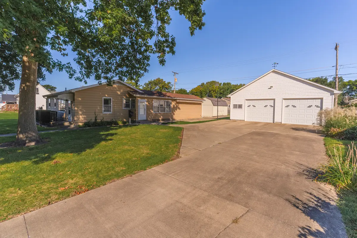 715 W Grant Avenue, Pontiac, IL 61764 - #1