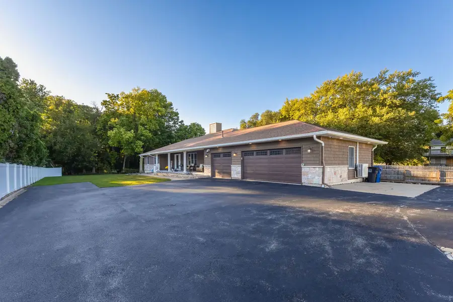 1215 53rd Street, Moline, IL 61265 - #3