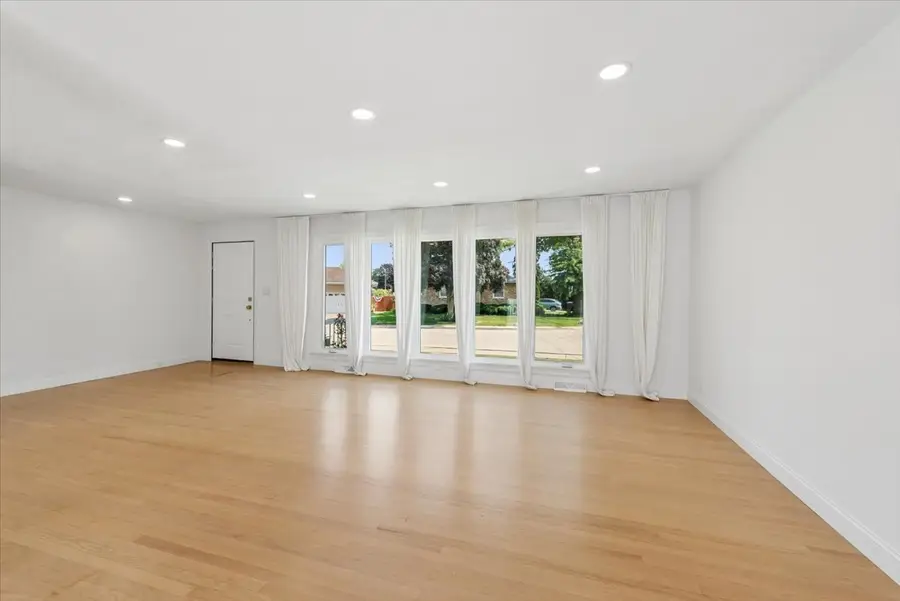 8425 W Sunnyside Avenue, Chicago, IL 60656 - #3