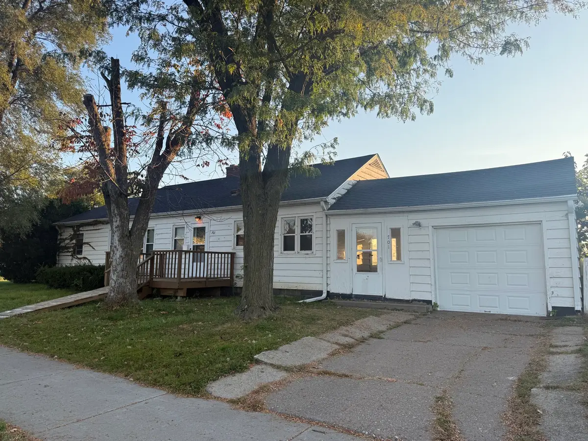 701 S 9th Street, Clinton, IA 52732 - #1