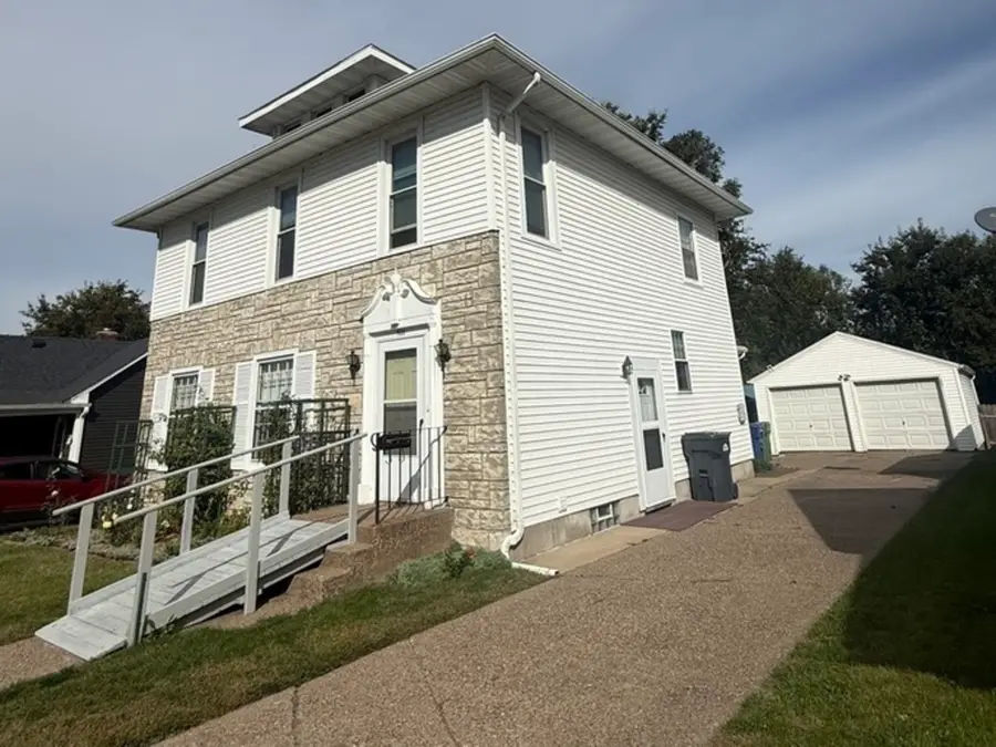 920 11th Avenue, Clinton, IA 52732 - #2