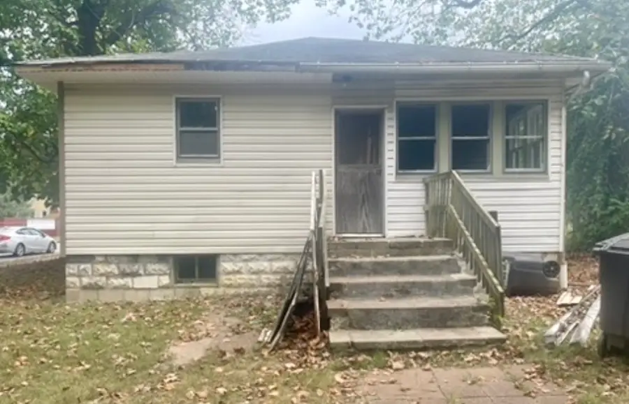 500 S Forest Avenue, Carbondale, IL 62901 - #3