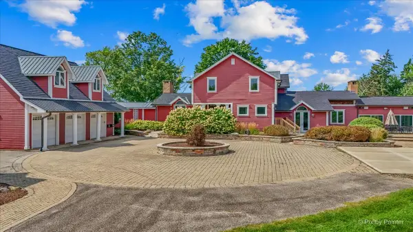 202 N Queen Anne Road, Woodstock, IL 60098