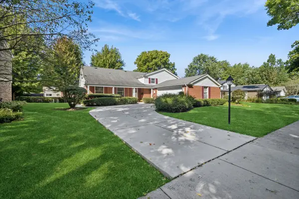 3220 N Volz Drive W, Arlington Heights, IL 60004