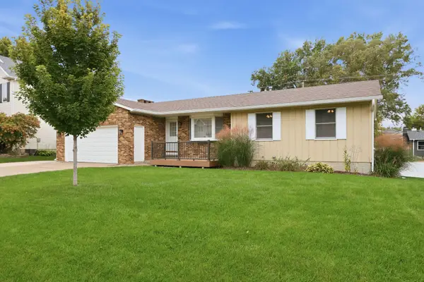 609 W Valley Drive, Eldridge, IA 52748