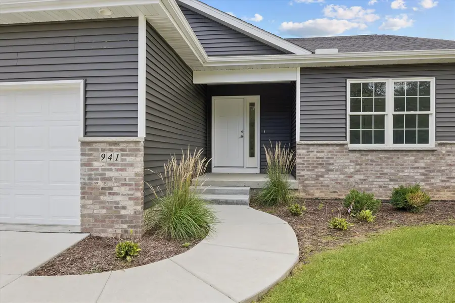 941 9th Avenue N, Clinton, IA 52732 - #3