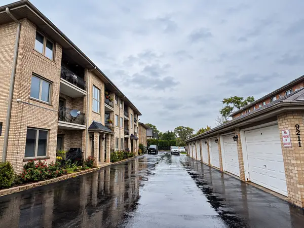 9211 S Roberts Road #1B, Hickory Hills, IL 60457