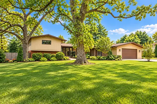 10S073 Clarendon Hills Road, Willowbrook, IL 60527