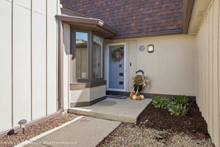 19 Westwood Drive, Indian Head Park, IL 60525 - #2