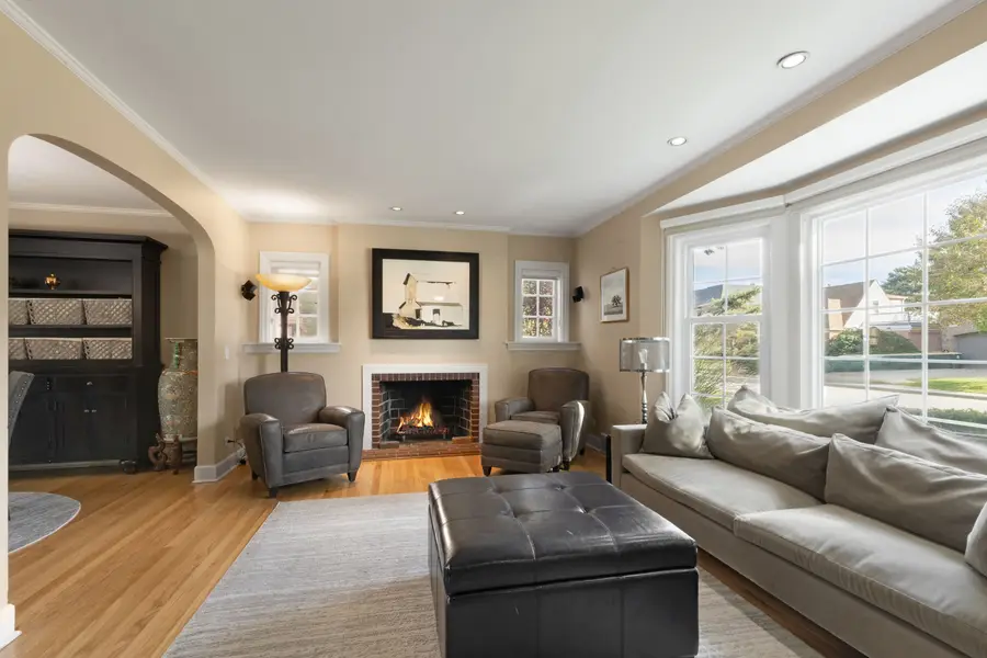 6836 N Kenton Avenue, Lincolnwood, IL 60712 - #3